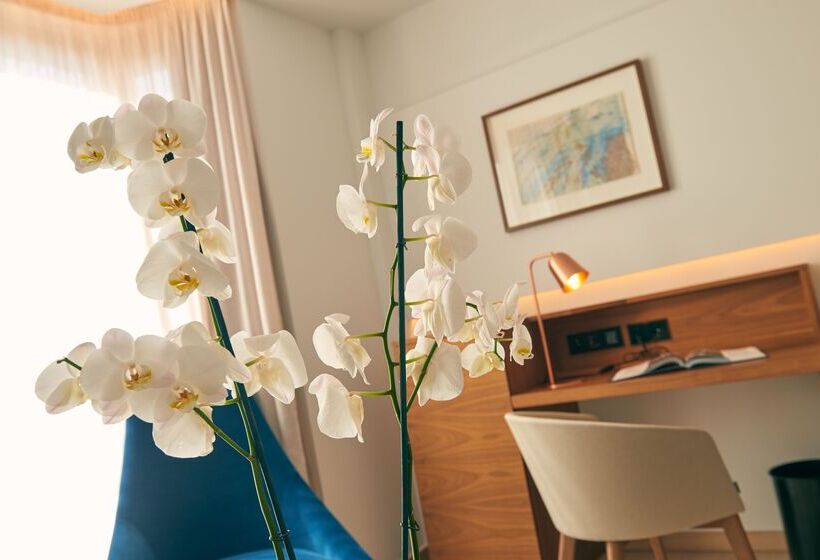 Номер Deluxe Вид на Море Боковой, Es Princep The Leading Hotels Of The World