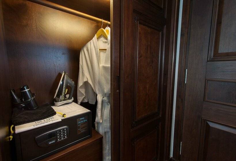 اتاق لوکس با چشم‌انداز شهر, The Lapis