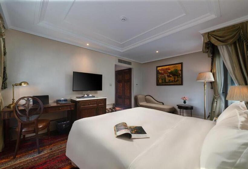 اتاق لوکس با چشم‌انداز شهر, The Lapis