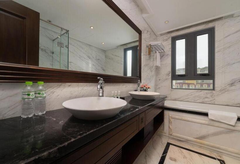 اتاق لوکس با چشم‌انداز شهر, The Lapis