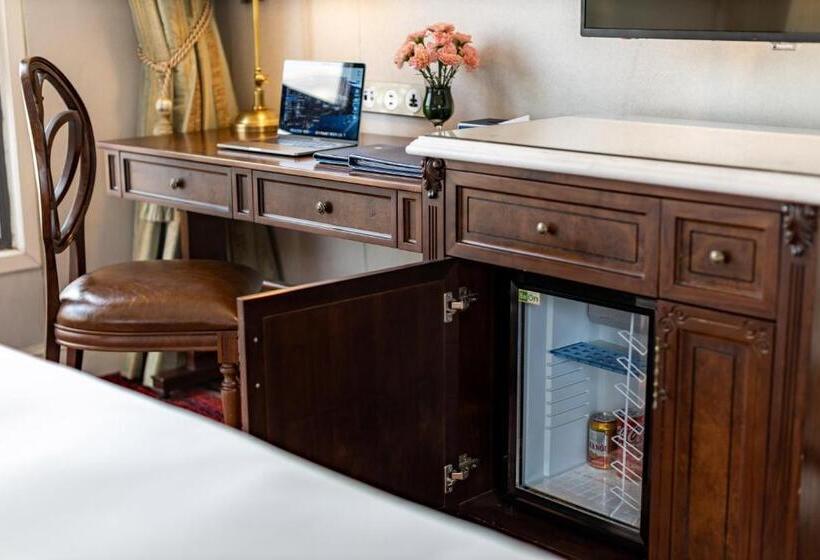 اتاق لوکس با چشم‌انداز شهر, The Lapis