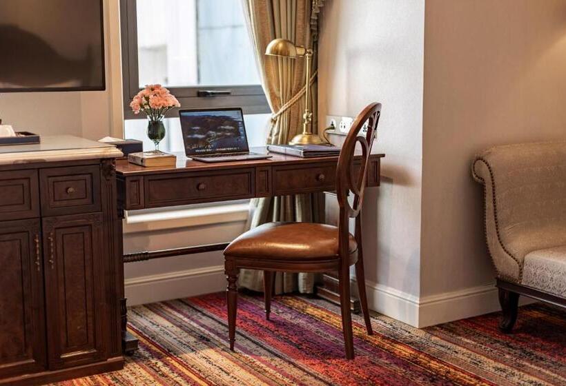 اتاق لوکس با چشم‌انداز شهر, The Lapis