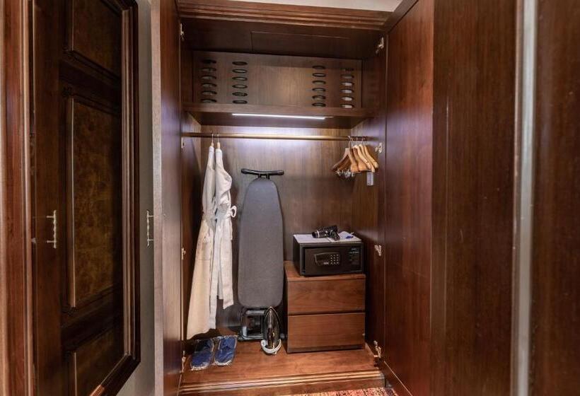 سوییت اجرایی, The Lapis