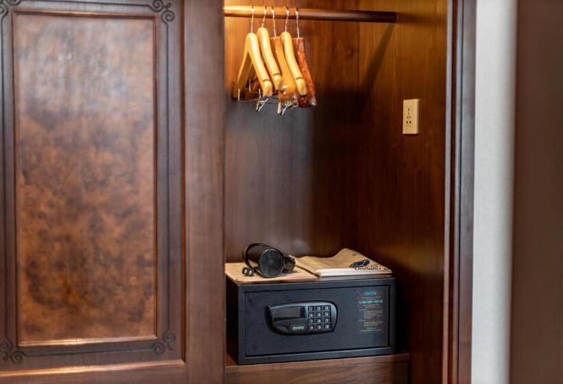 سوییت اجرایی, The Lapis