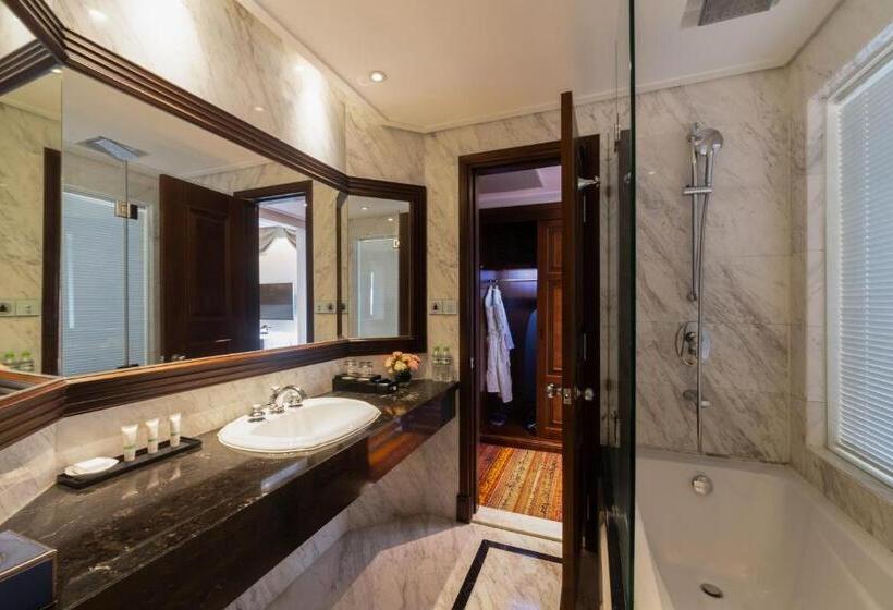 اتاق لوکس با چشم‌انداز شهر, The Lapis