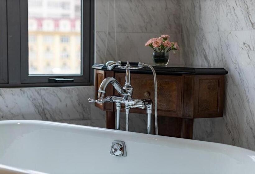 سوییت اجرایی, The Lapis