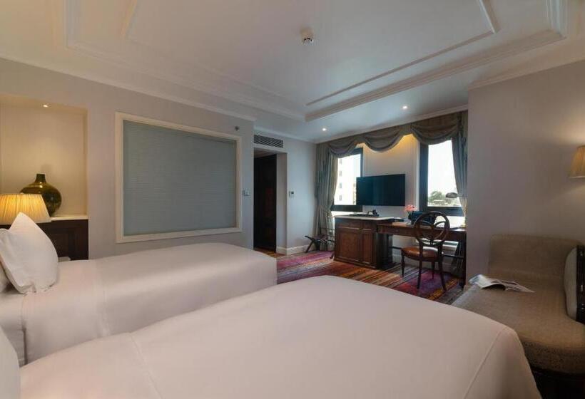 اتاق لوکس با چشم‌انداز شهر, The Lapis