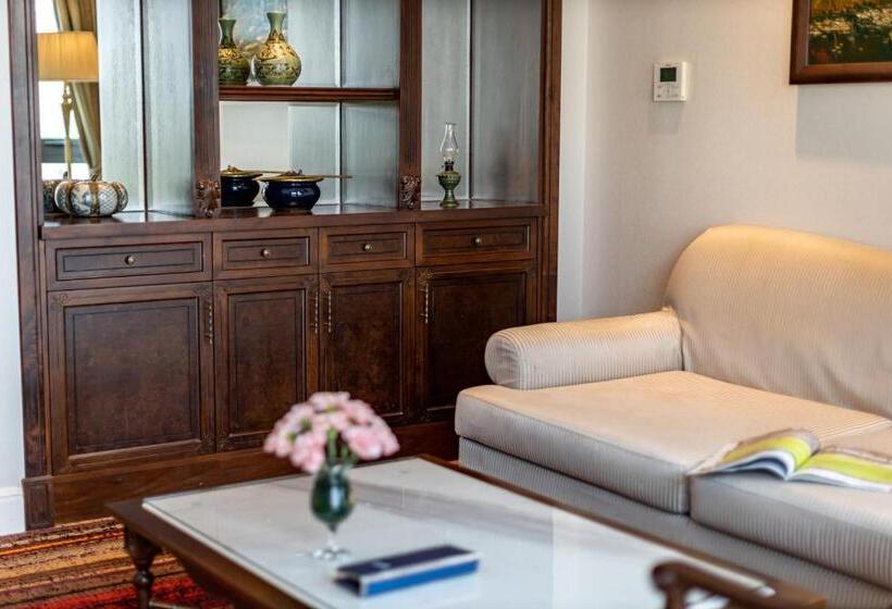 سوییت اجرایی, The Lapis