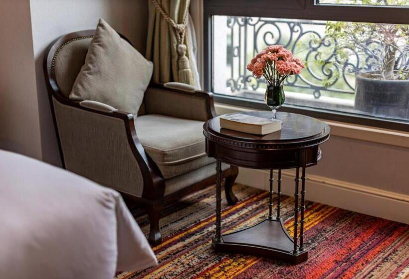 سوییت اجرایی, The Lapis