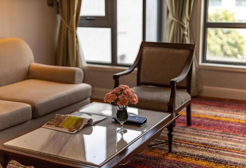 سوییت اجرایی, The Lapis