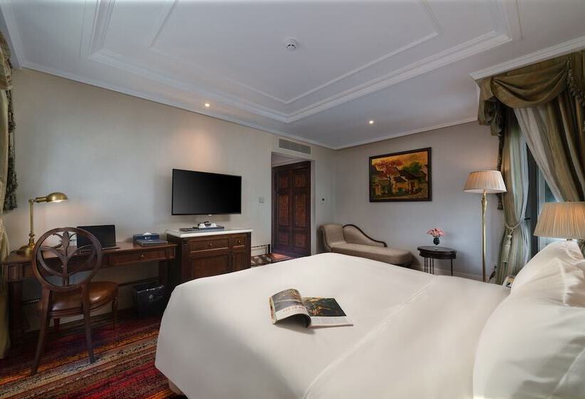 اتاق لوکس با چشم‌انداز شهر, The Lapis