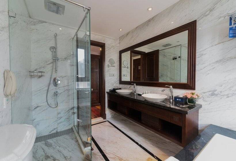 اتاق لوکس با چشم‌انداز شهر, The Lapis