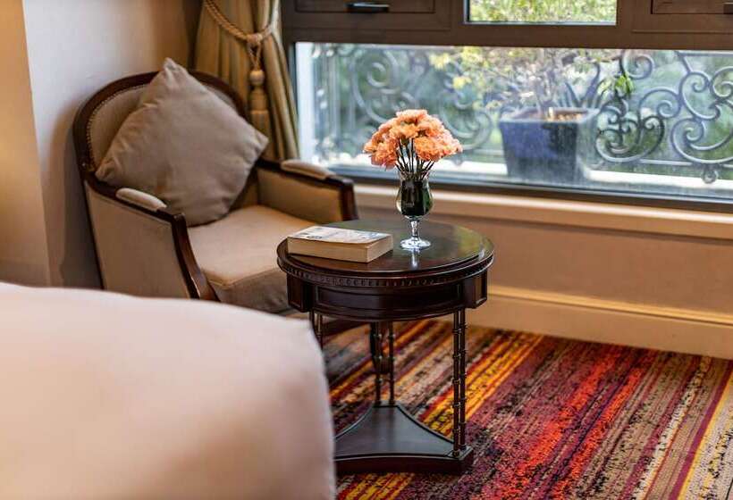 اتاق لوکس با چشم‌انداز شهر, The Lapis