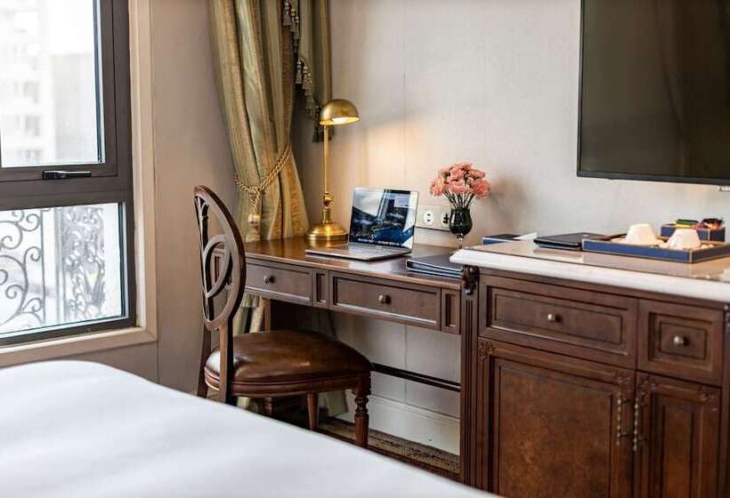 اتاق لوکس با چشم‌انداز شهر, The Lapis