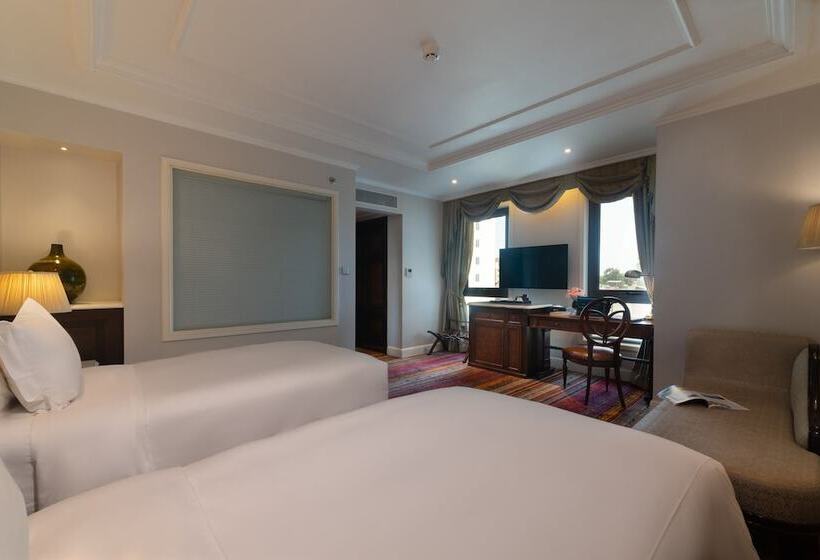 اتاق لوکس با چشم‌انداز شهر, The Lapis