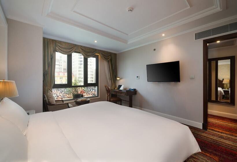 سوییت اجرایی, The Lapis