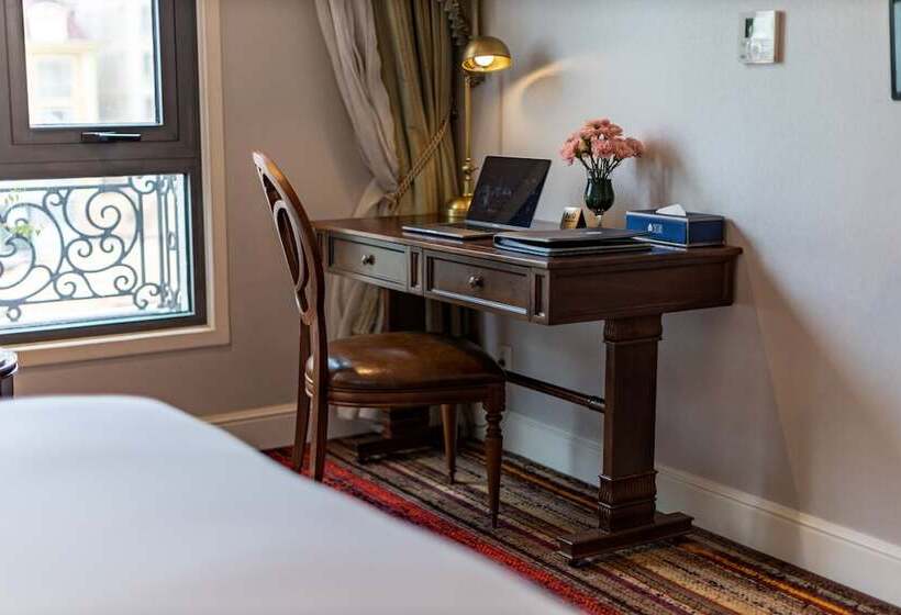 سوییت اجرایی, The Lapis