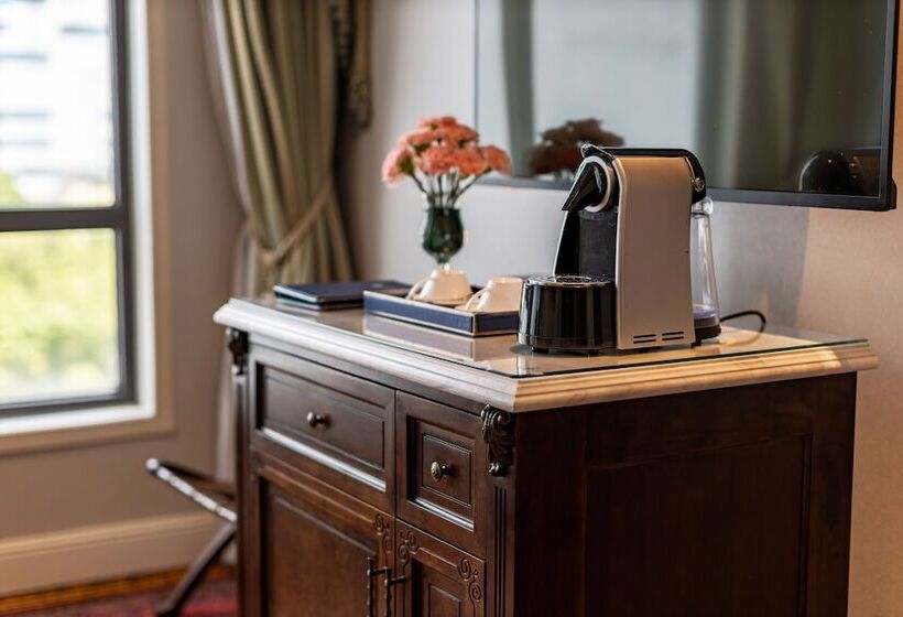 سوییت اجرایی, The Lapis