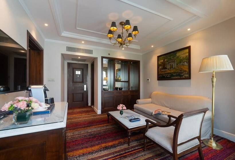 سوییت اجرایی, The Lapis