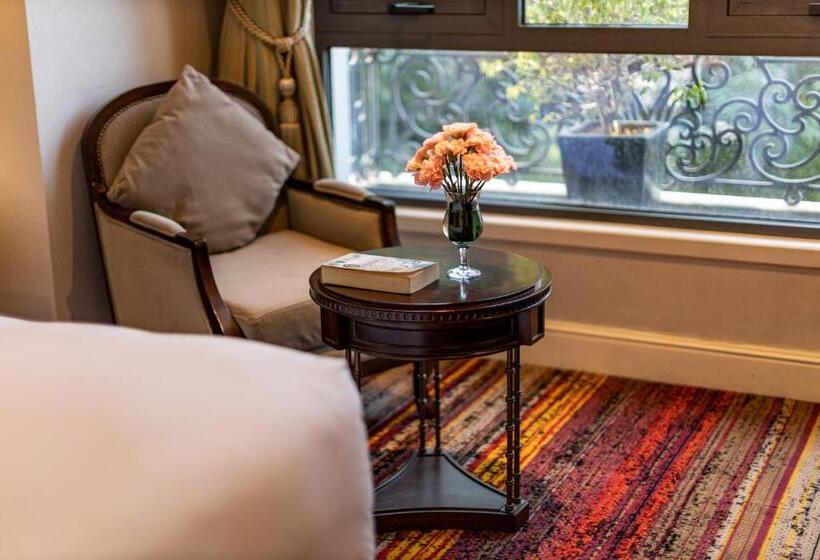 اتاق لوکس با چشم‌انداز شهر, The Lapis