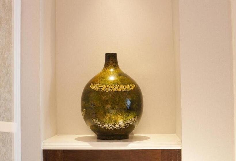 اتاق لوکس با چشم‌انداز شهر, The Lapis