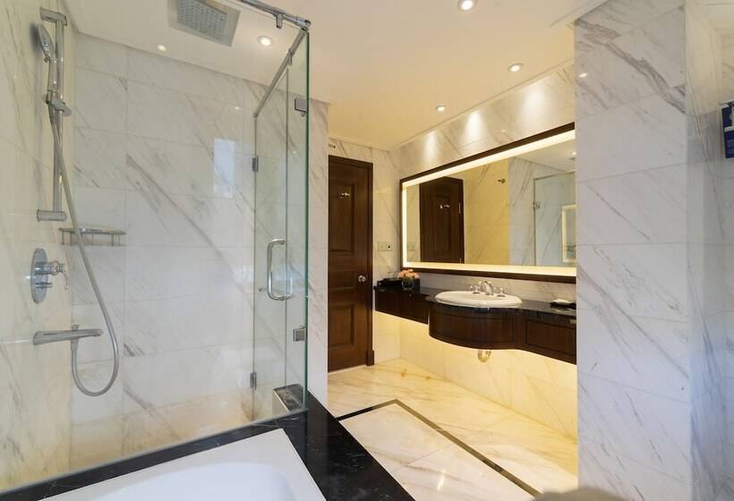 اتاق لوکس با چشم‌انداز شهر, The Lapis