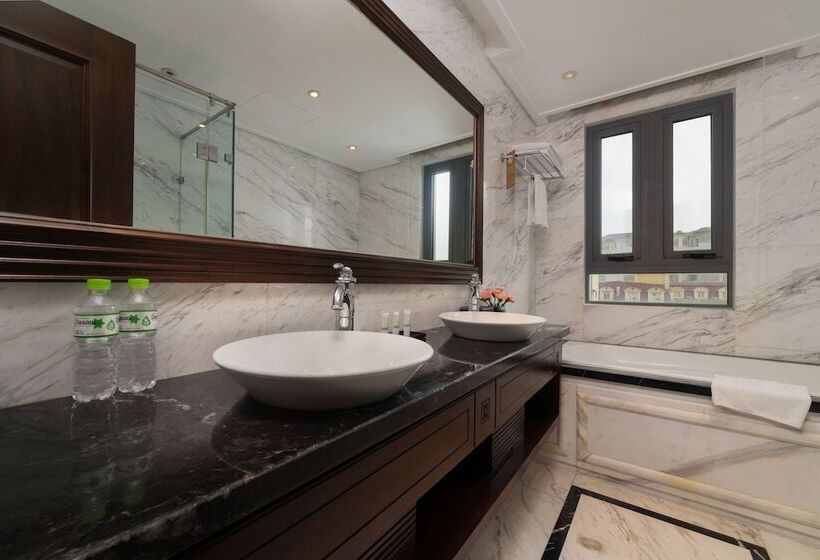 اتاق لوکس با چشم‌انداز شهر, The Lapis