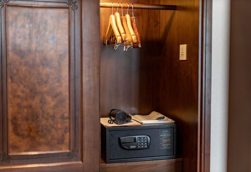 اتاق لوکس با چشم‌انداز شهر, The Lapis