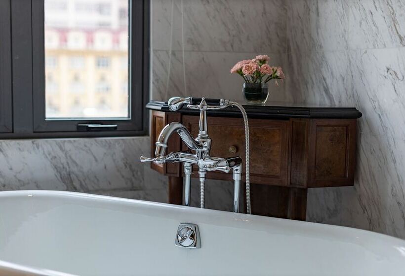 سوییت اجرایی, The Lapis