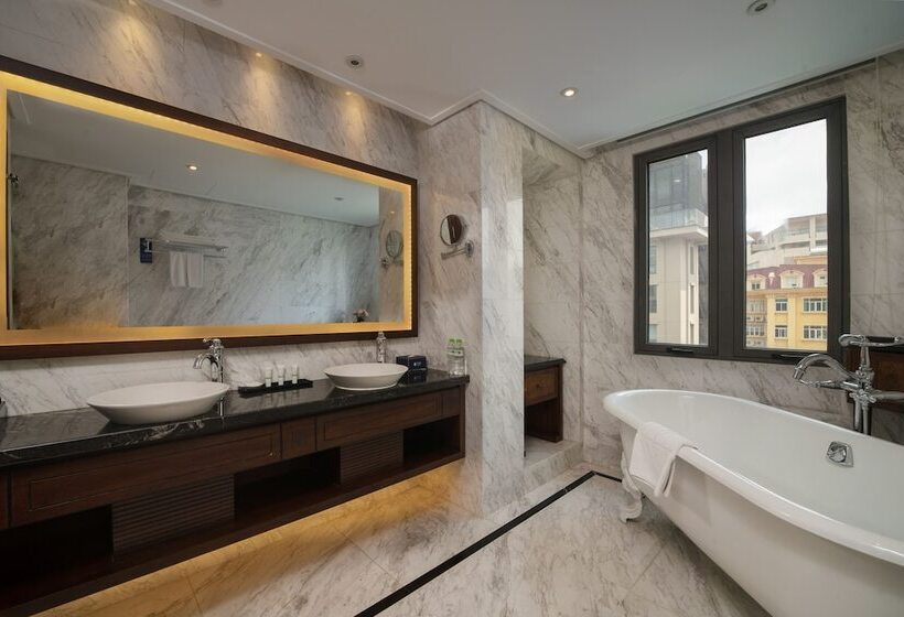 سوییت اجرایی, The Lapis