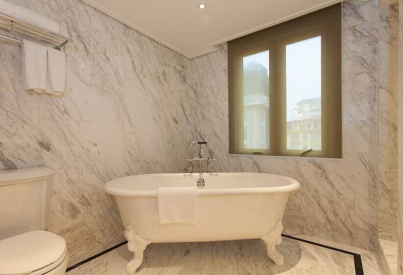 سوییت اجرایی, The Lapis