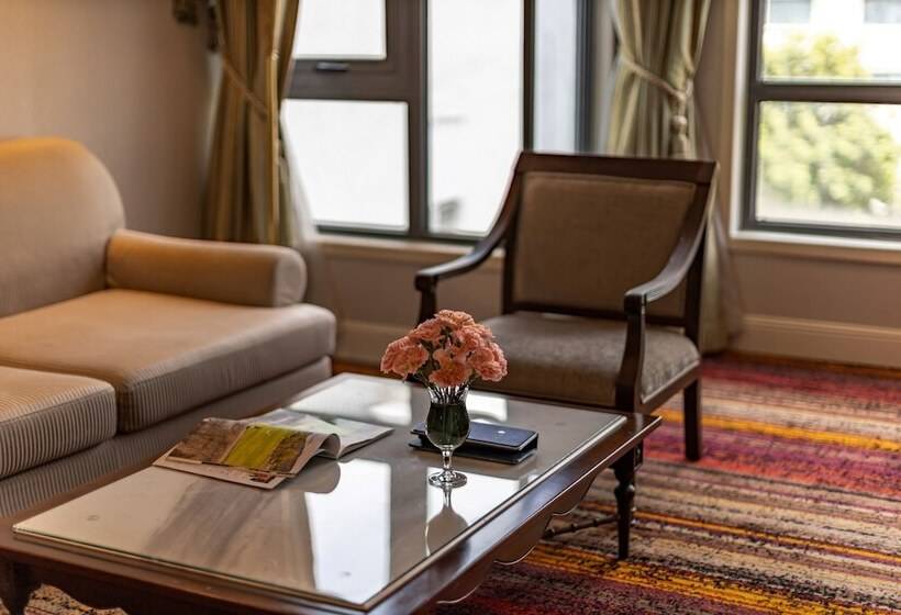 سوییت اجرایی, The Lapis