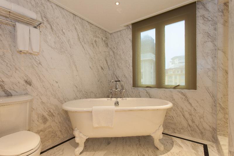 سوییت اجرایی, The Lapis