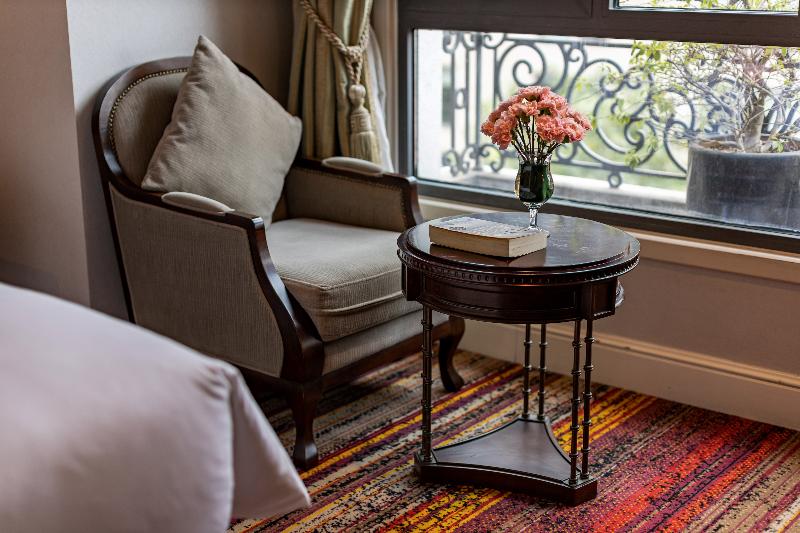 سوییت اجرایی, The Lapis