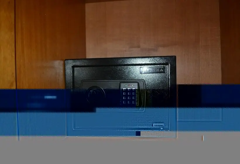 اتاق استاندارد سه نفره, Noubou International