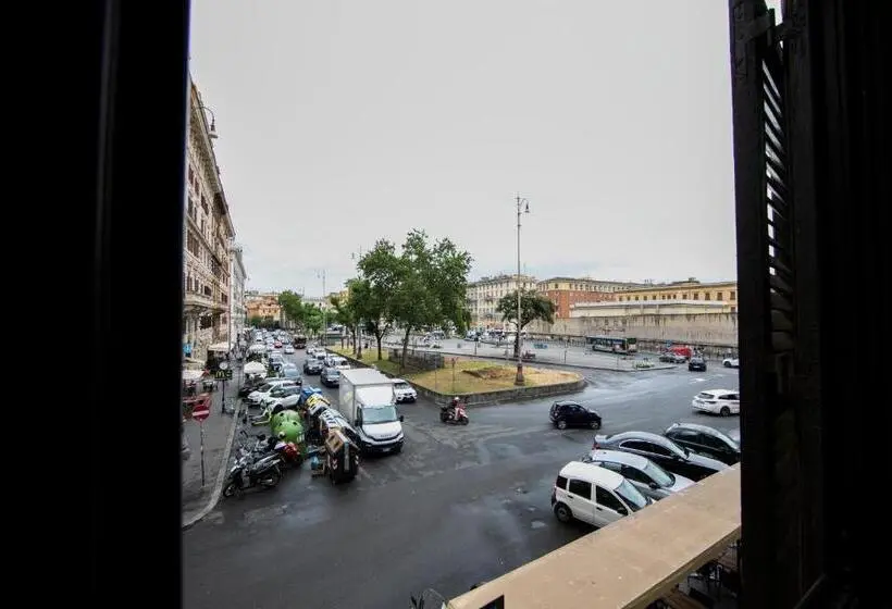 اتاق لوکس با چشم‌انداز شهر, La Vite Vaticana