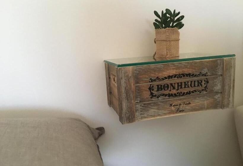 اتاق لوکس با چشم‌انداز دریا, Don Giacchì Country House