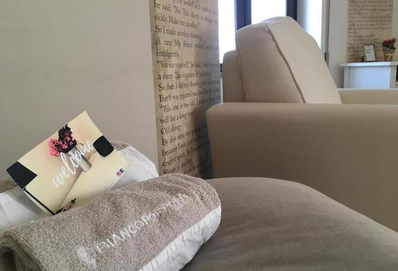 اتاق سه نفره سوپریور با چشم‌انداز دریا, Don Giacchì Country House