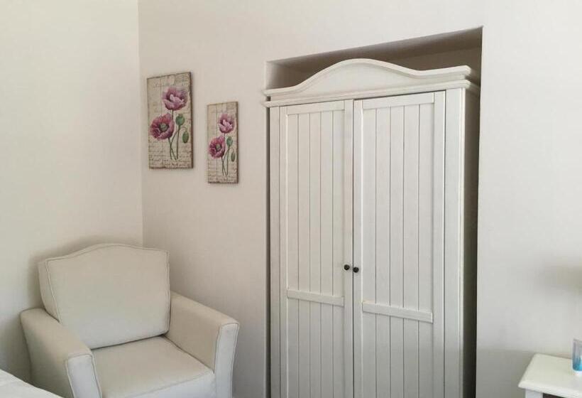 اتاق لوکس با چشم‌انداز دریا, Don Giacchì Country House