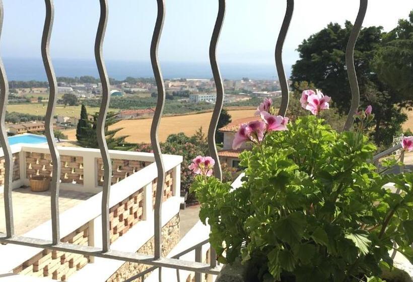 اتاق لوکس با چشم‌انداز دریا, Don Giacchì Country House