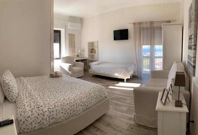 اتاق سه نفره سوپریور با چشم‌انداز دریا, Don Giacchì Country House