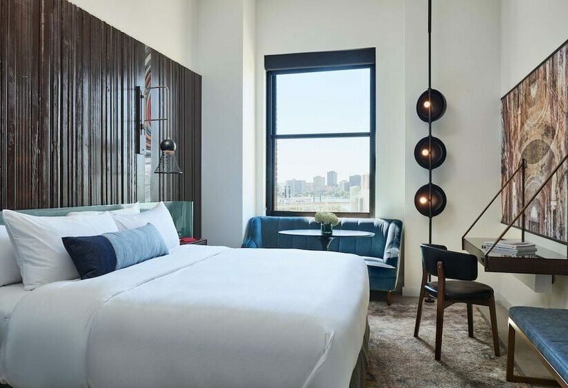 חדר סטנדרט, Detroit Foundation