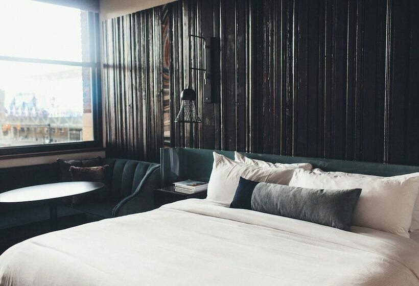 חדר סטנדרט, Detroit Foundation