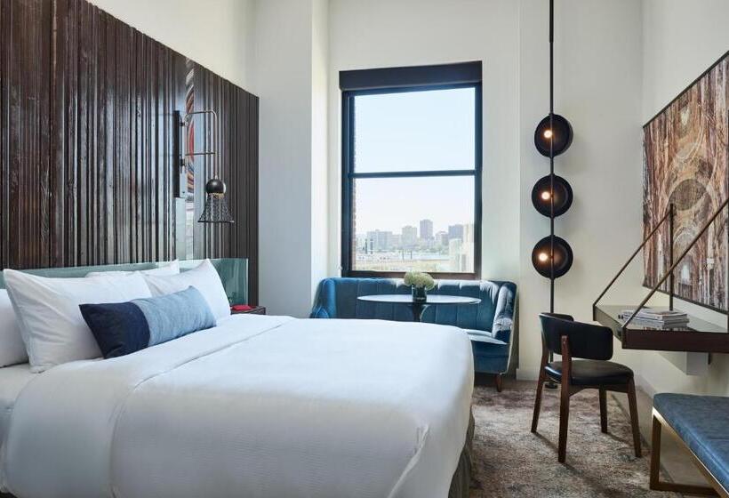 חדר סטנדרט עם מיטת קינג, Detroit Foundation