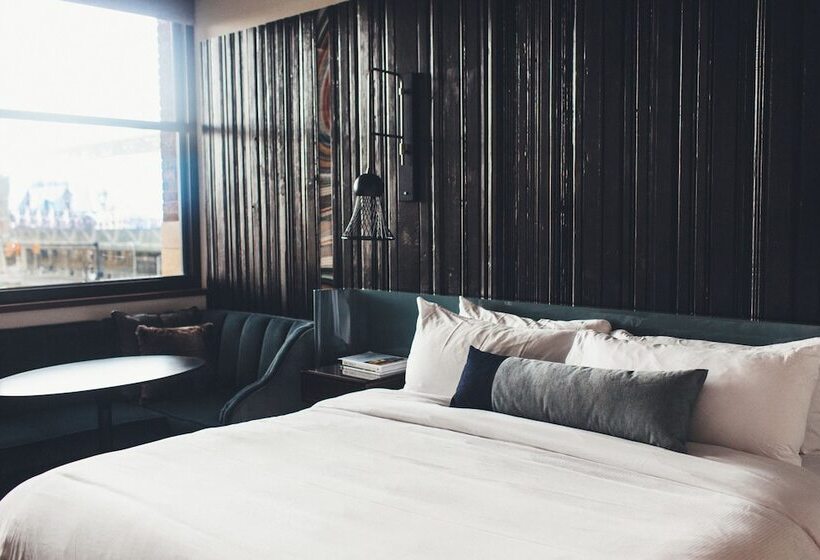 חדר דלוקס, Detroit Foundation