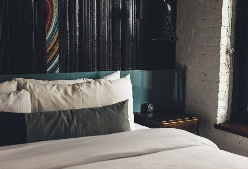 חדר דלוקס, Detroit Foundation