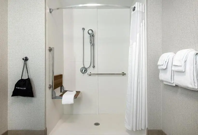 身障者適用キングサイズベッドルーム, Holiday Inn Express Queensbury Lake George Area, An Ihg