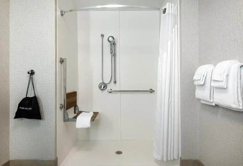 身障者適用スタンダードルーム, Holiday Inn Express Queensbury Lake George Area, An Ihg