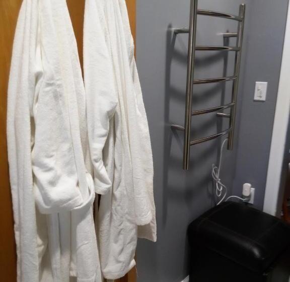 اتاق لوکس با بالکن, Off Broadway B & B