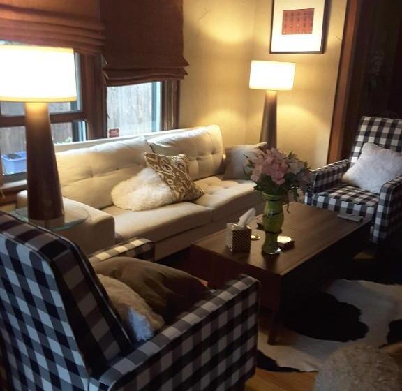 اتاق لوکس, Off Broadway B & B